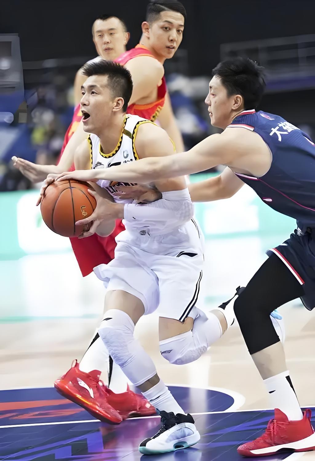 希腊男篮鏖战中国男篮，布拉德利三分雨点燃全场