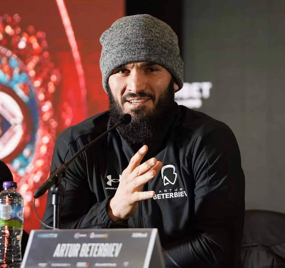 拳击选手爆冷获胜，专家预测失准