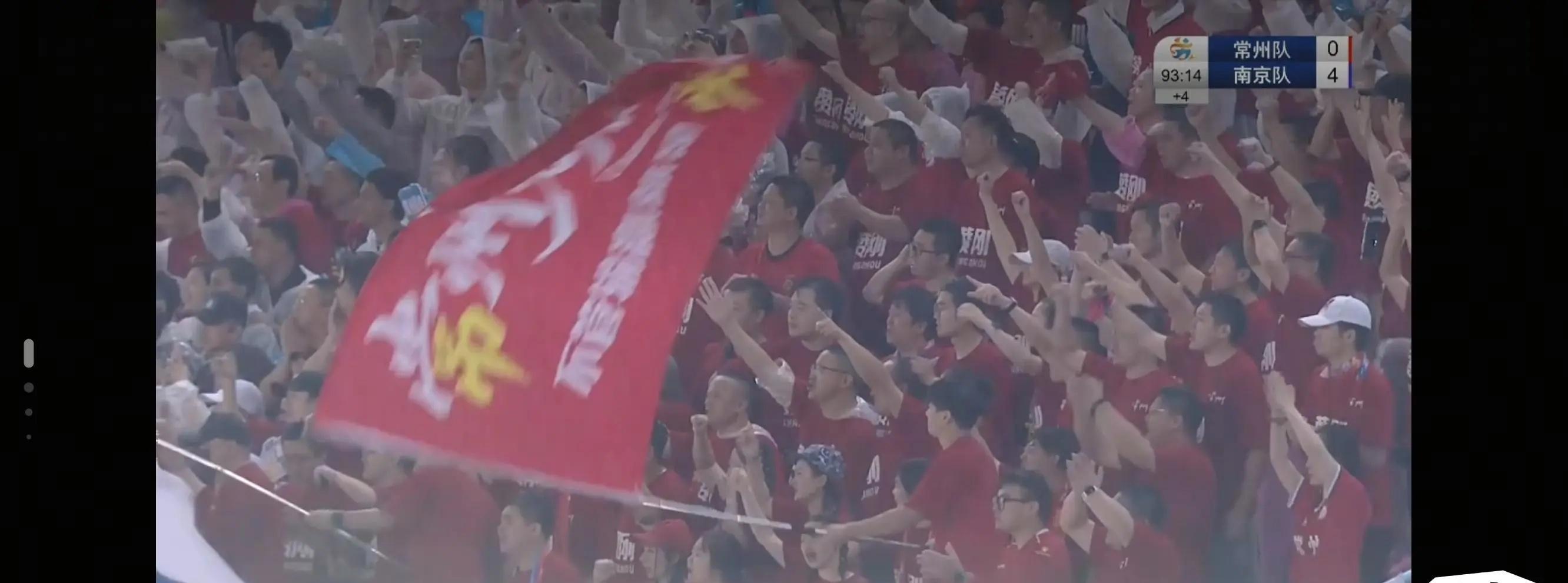 开云体育官网-场面火爆！足球观众席沸腾不已