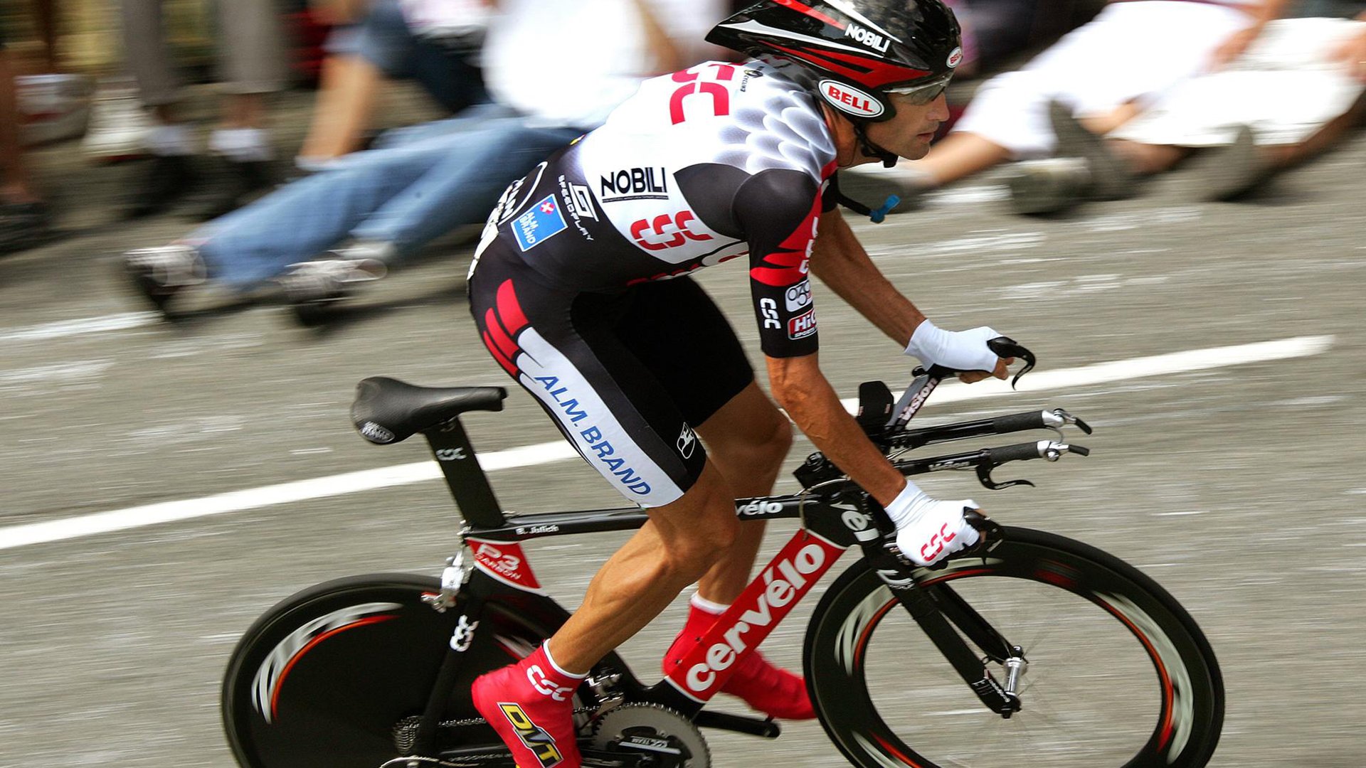 跨球场的血脉,从伯纳乌的硝烟到CBA硬仗,竞技体育的终极答案